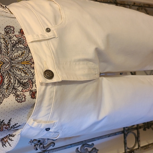 NWOT CAbi White Slimmie Jeans size 6 (3 pairs Available) - Picture 5 of 10